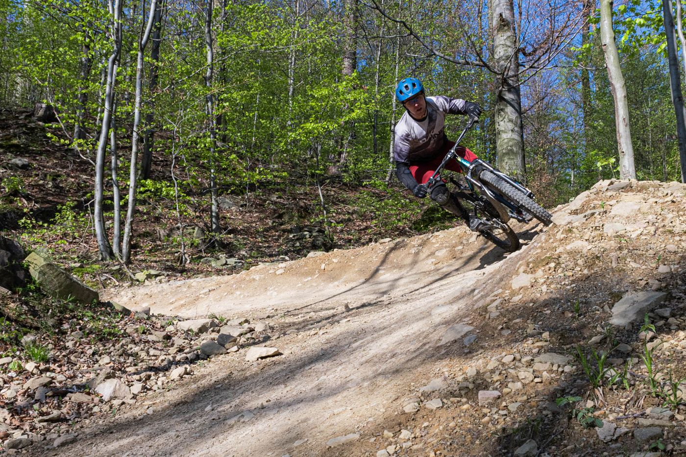 Dorian Rochowski na rowerze enduro w lesie