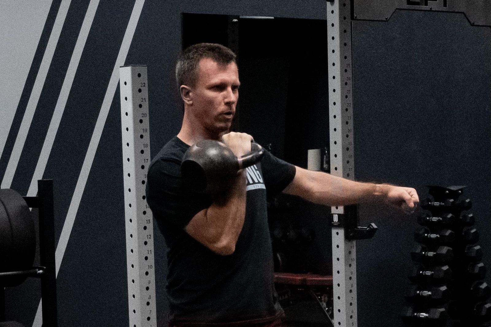 Dorian Rochowski wykonuje zarzut kettlebell w studiu Lift S&C