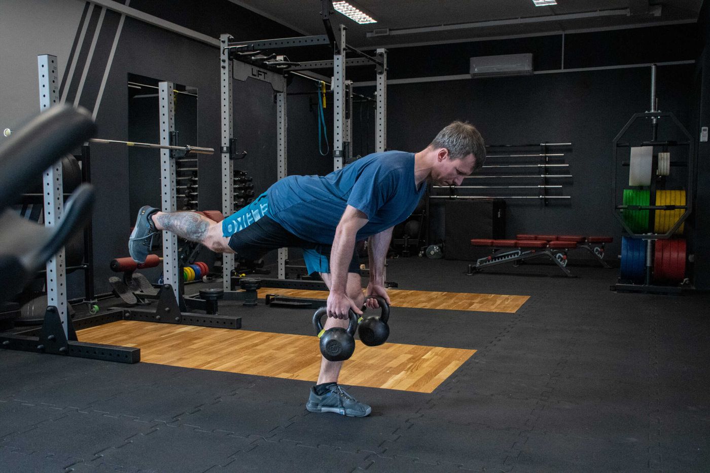 Dorian Rochowski, martwy ciąg na jednej nodze z kettlebell