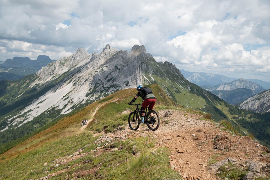 Dorian Rochowski na rowerze enduro na górskiej grani